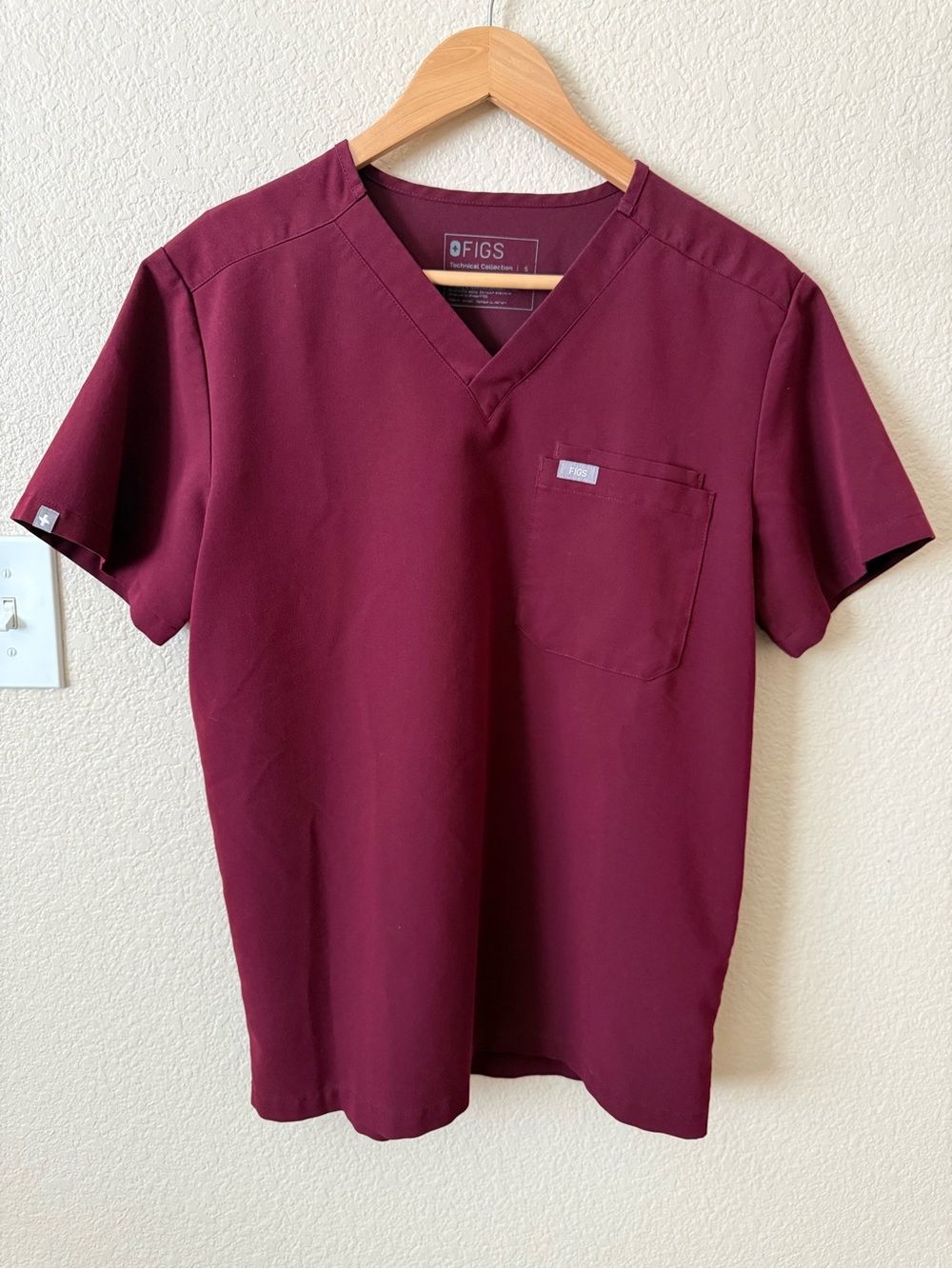 FIGS Men’s V-Neck Top in Burgundy